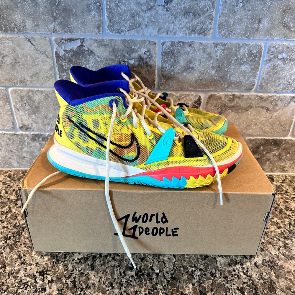 SOLD!!! Nike Kyrie Irving, 1 World 1 People